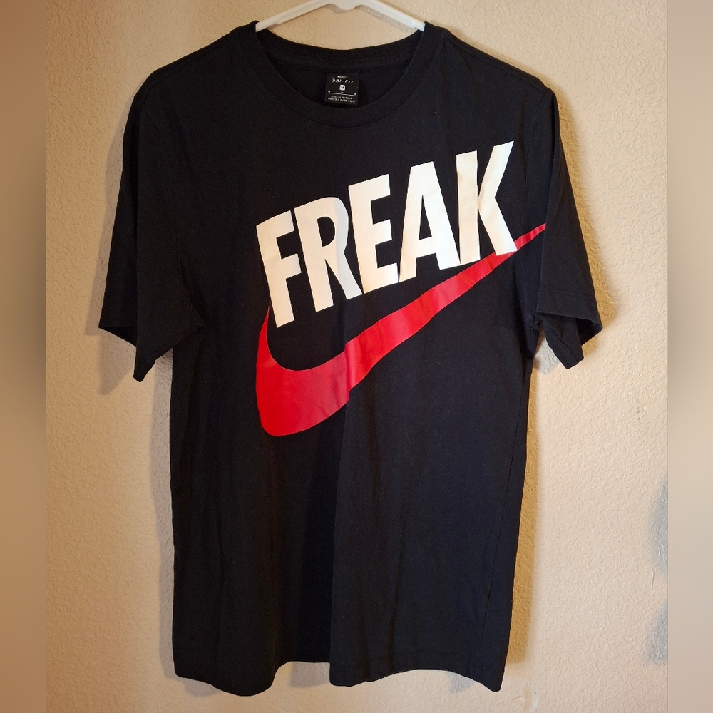 Nike Giannis Freak Logo Dri-FIT T-Shirt Mens Size Med Red Black Basketball NBA